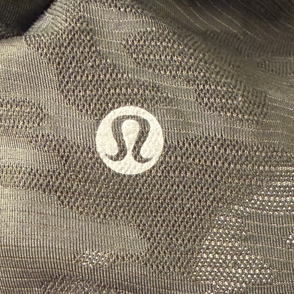 EUC Lululemon Miles Ahead Short Sleeve Top in Deep Camo Size 10 - Picture 4 of 5